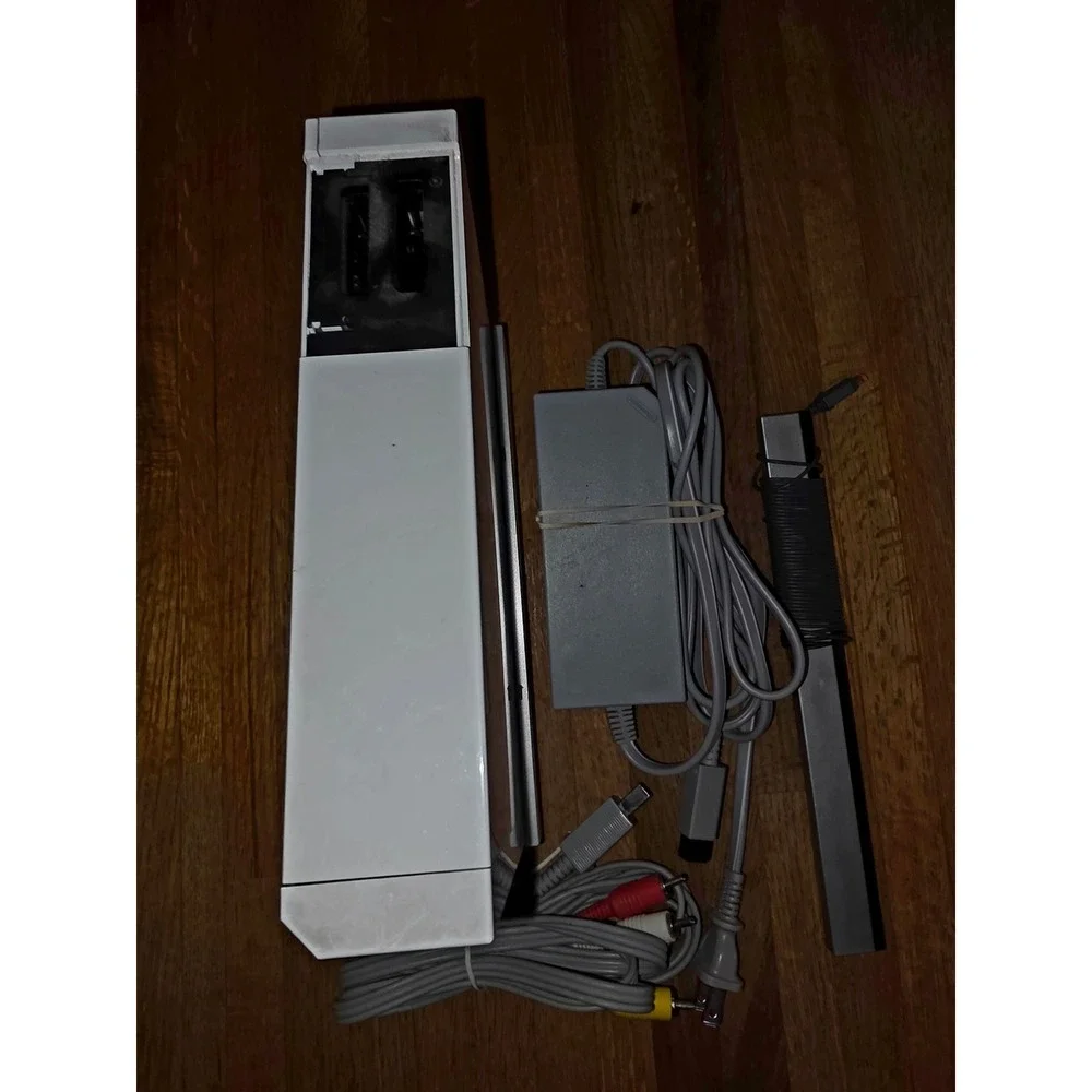 Nintendo Wii Console White RVL-001 Bundle with Cables Sensor Bar & Stand Tested